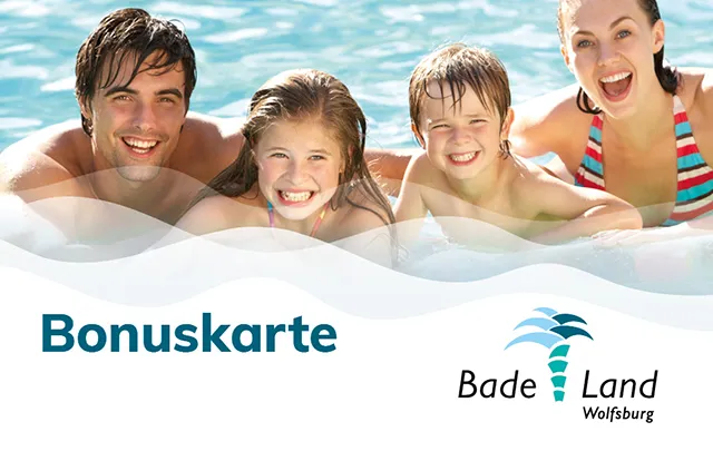 Lachende Familie im Wasser, geschmückt mit einer BadeLand Welle in weiß und dem BadeLand Logo.