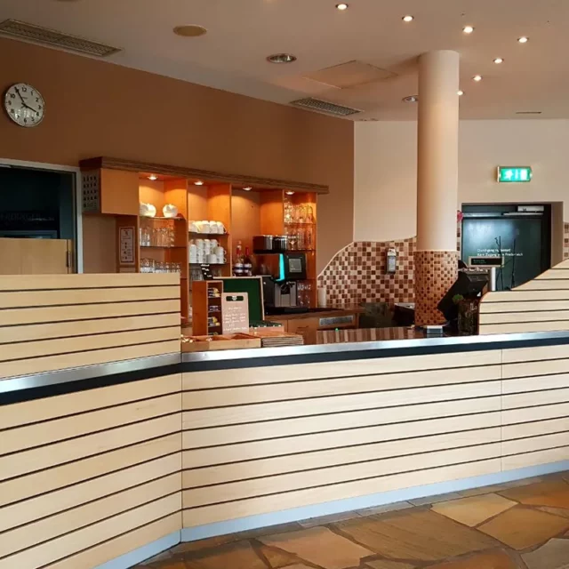 Die Theke des Saunarestaurants im Innenbereich mit moderner Holzoptik
