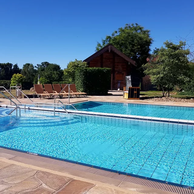 Der Kalt- und Warmwasser Pool im Außenbereich bei strahlend blauem Himmel