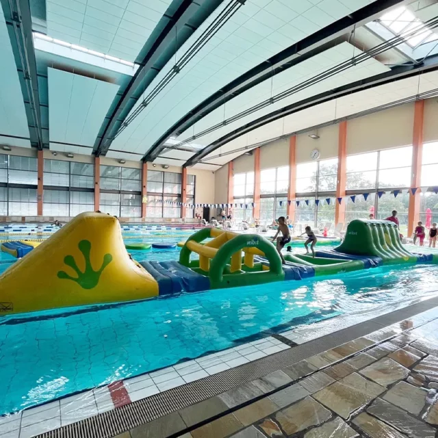 Das Schwimmerbecken im Sportbad, welches zu einem Wasserparkour umfunktioniert wurde mit Kindern in Action